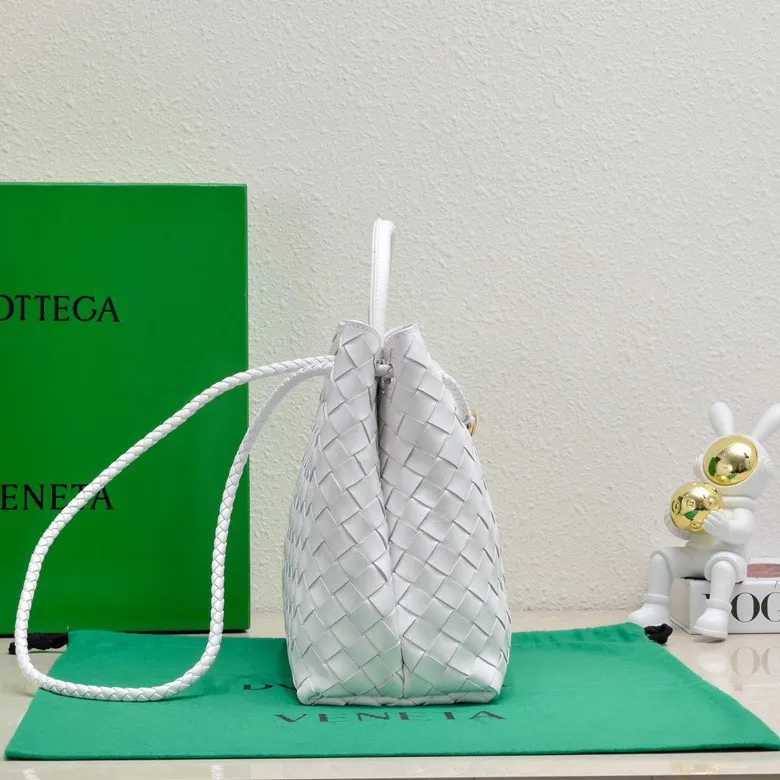 The 2023 new Andiamo batch of 2260 BV has been shipped‼ ️Really popular🔥The new Andiamo woven handbag launched by Bottega Veneta this season is really popular all over the world! ! Celebrities at home and abroad have worn it, and Oscar-winning actress Michelle Yeoh has taken it out on the street. Song Jia, Trai Yara, Yu Feihong, Sanji Ayaka, Rosie Hunting-Whiteley, Yoshioka Riho, etc. have all picked up this bag. It is classic and versatile, showing off its temperament, and the bag capacity is also large, which is very convenient for daily commuting! ! A variety of carrying methods, the shoulder straps can be adjusted by yourself, the original lambskin feels soft and delicate, and the unisex style breaks gender boundaries and brings a more practical and longer-lasting use experience. Andiamo, which has both elegant and casual styles, perfectly interprets the true appearance of "fashionable old money style". Style number: 8463 Size: 32*24*12